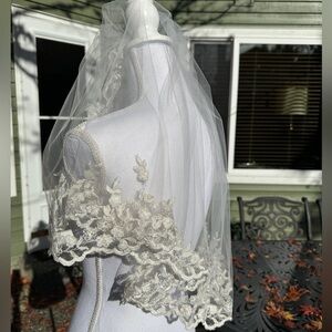 New With Tags Off White Cream Short Lace Veil